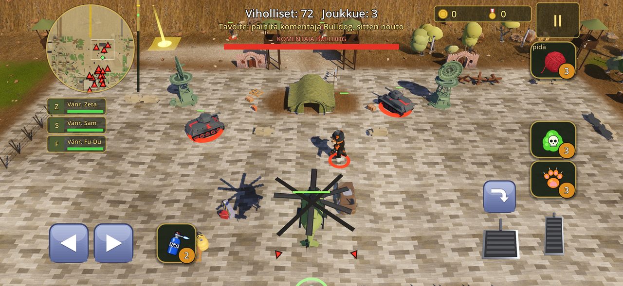 Pelinäkymä: kissat lentävät helikopterilla vihollisen päämajan kivetyn pihan yllä, alhaalla panssarivaunuja, tutkia ja bunkkeri; ylhäällä KOMENTAJA BULLDOG -elämäpalkki.